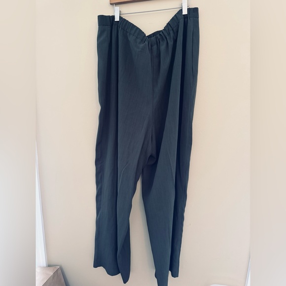 High-Rise Wide-Leg Pants in sage Green - Picture 10 of 11